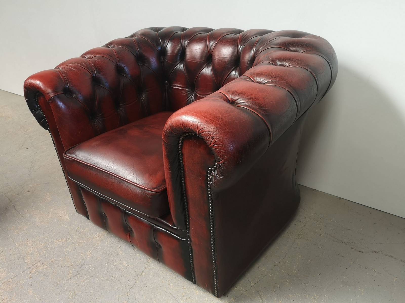 commander fauteuil chesterfield cuir bordeaux style pubs anglais à Clermont-Ferrand