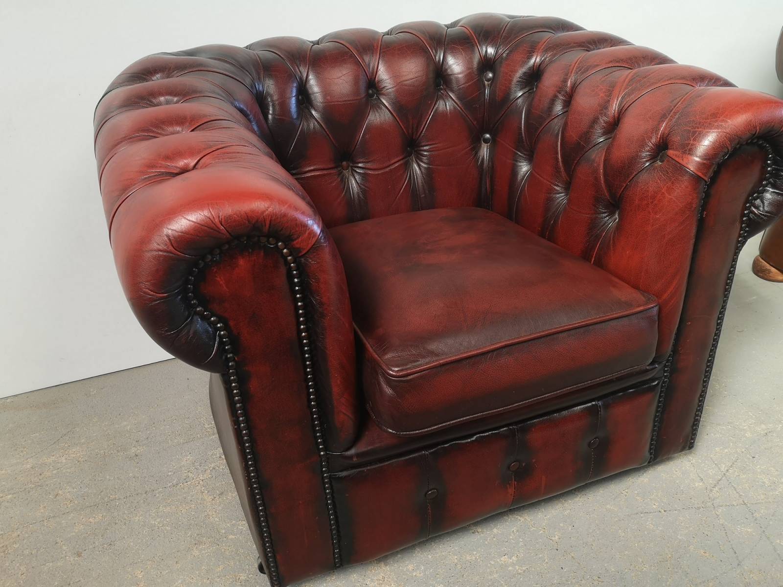 vends fauteuil chesterfield cuir bordeaux deuxième main proche Clermont-Ferrand