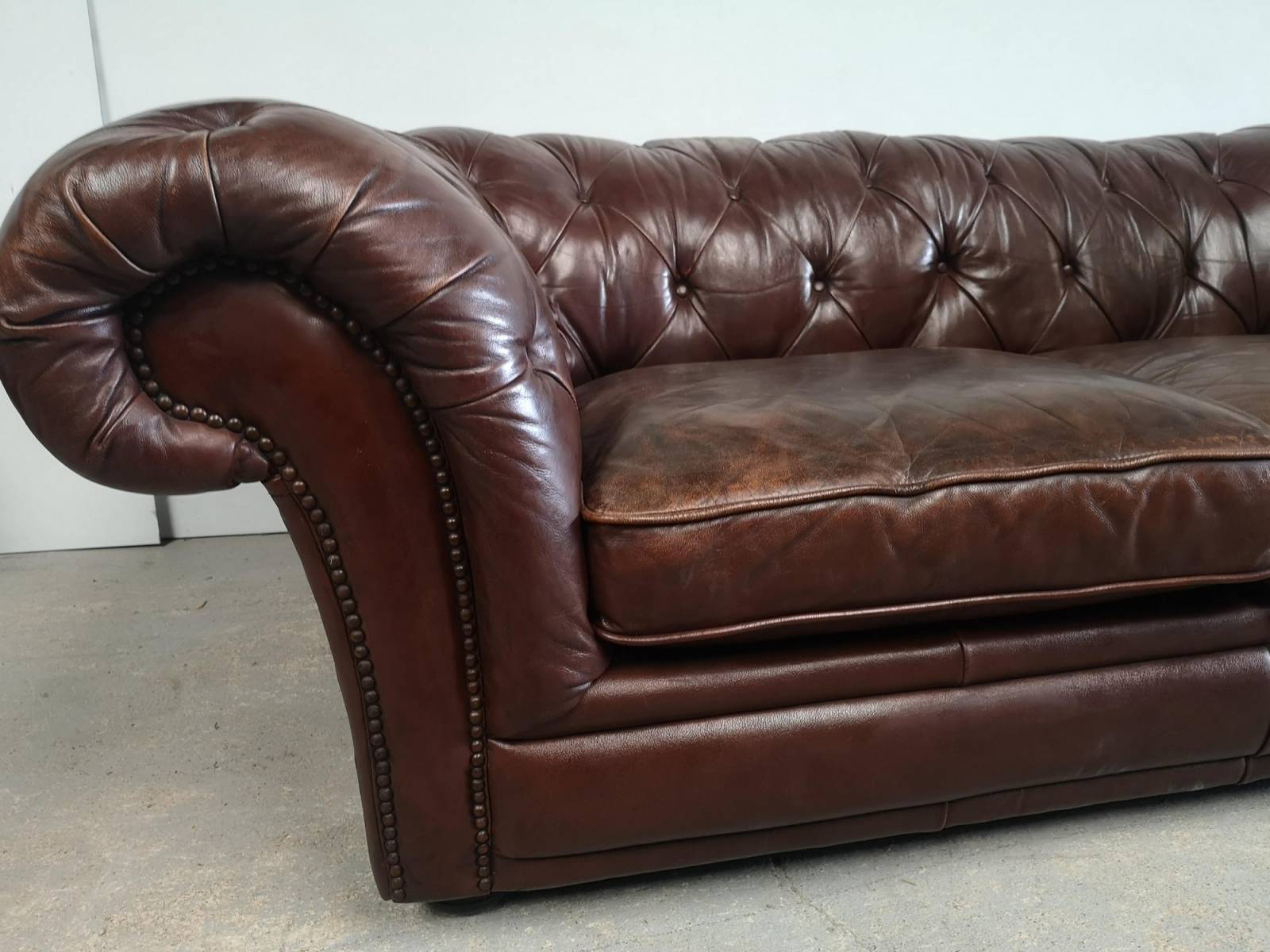 vente en ligne canapé chesterfield cuir marron trois places véritable proche Lyon