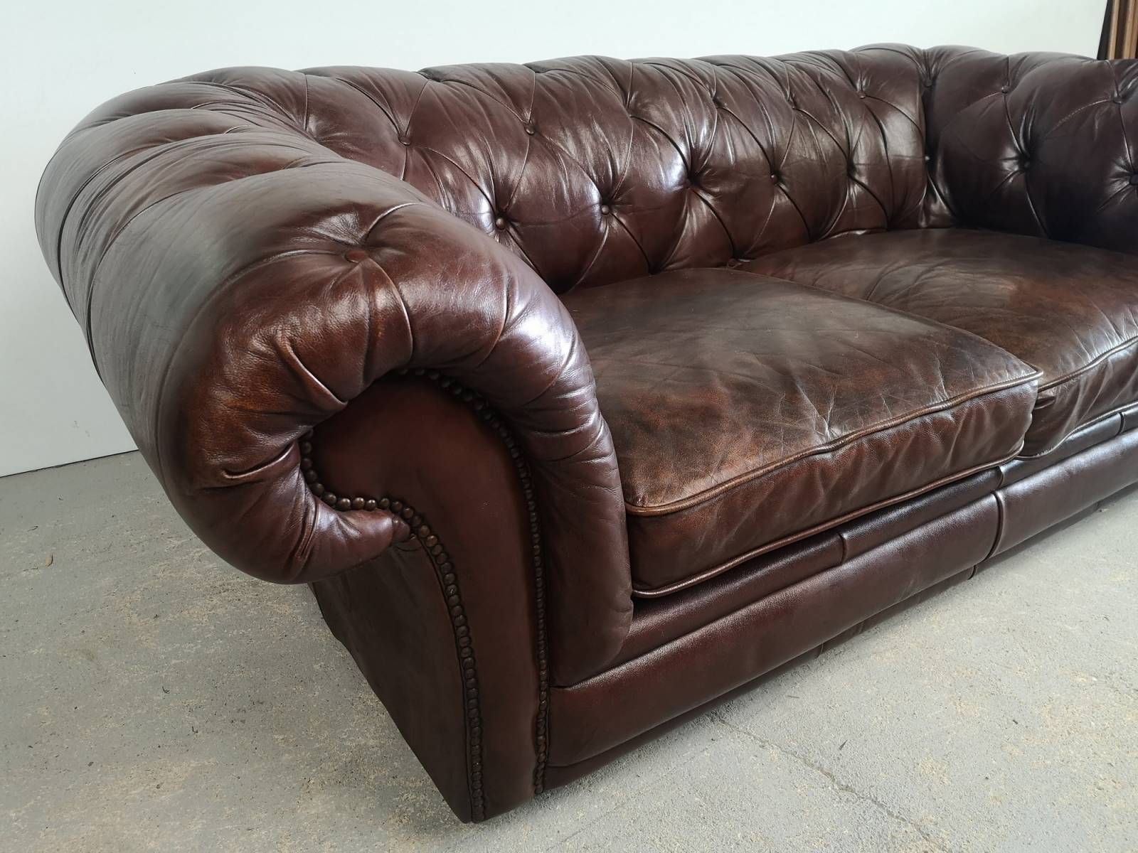 acheter en ligne canapé chesterfield cuir marron ancien rétro proche Lyon