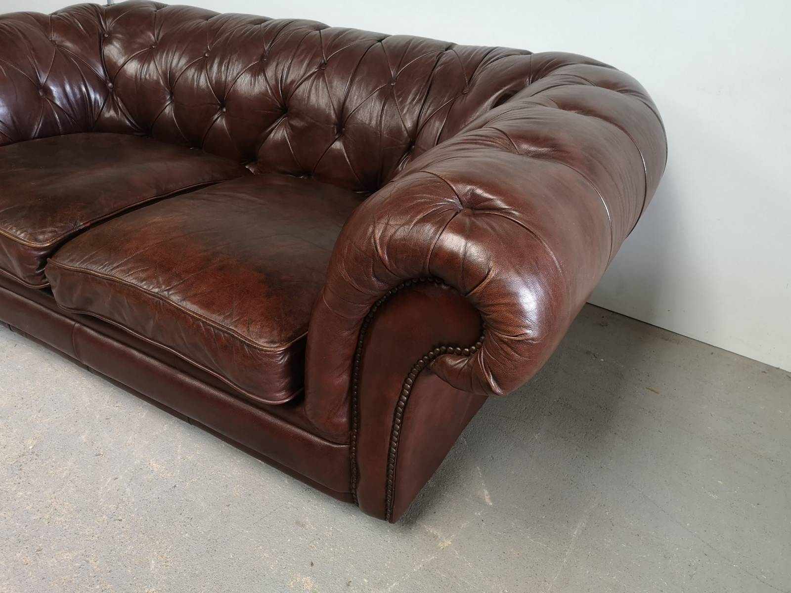 trouver canapé chesterfield cuir marron trois places vintage proche Lyon