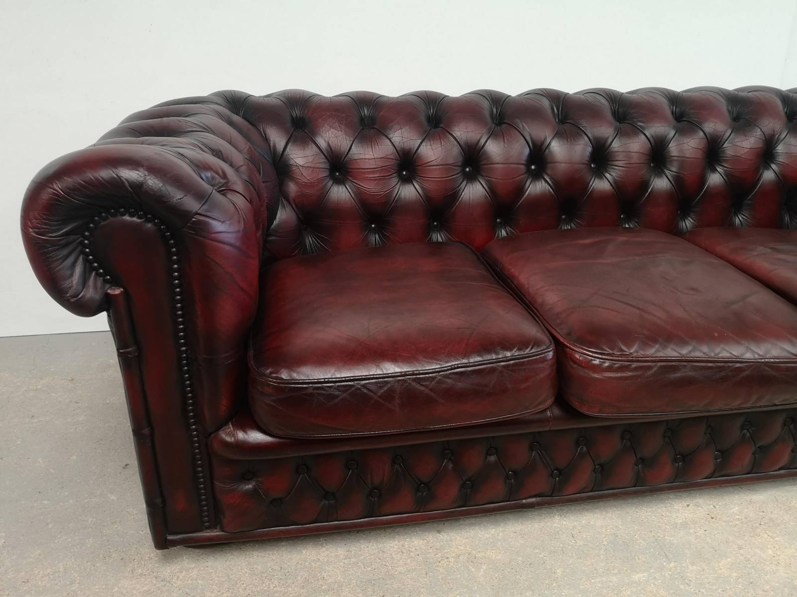 vente canapé chesterfield cuir bordeaux trois places style décoration loft proche La Rochellet 