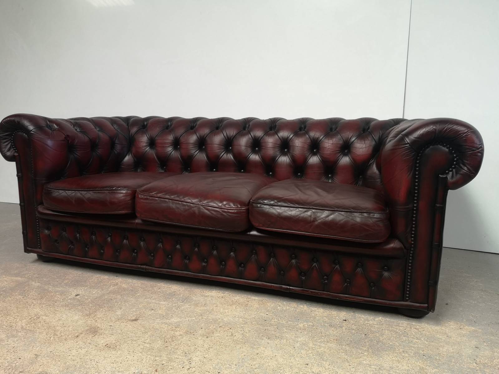 trouver canapé chesterfield cuir bordeaux trois places seconde main proche La Rochelle