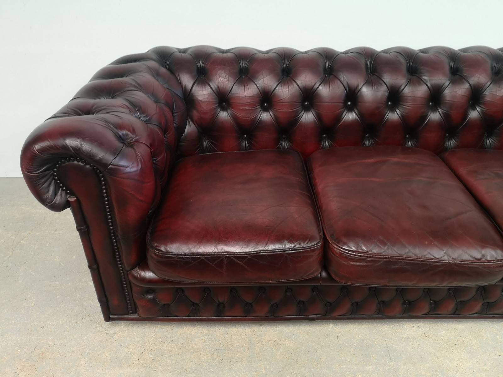 se faire livrer canapé chesterfield cuir bordeaux trois places import direct Angleterre proche La Rochelle