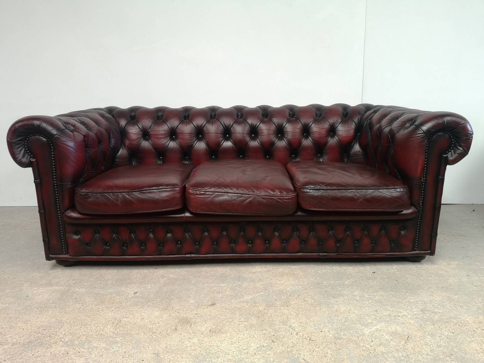 Acheter canapé chesterfield cuir bordeaux trois places vintage proche La Rochelle