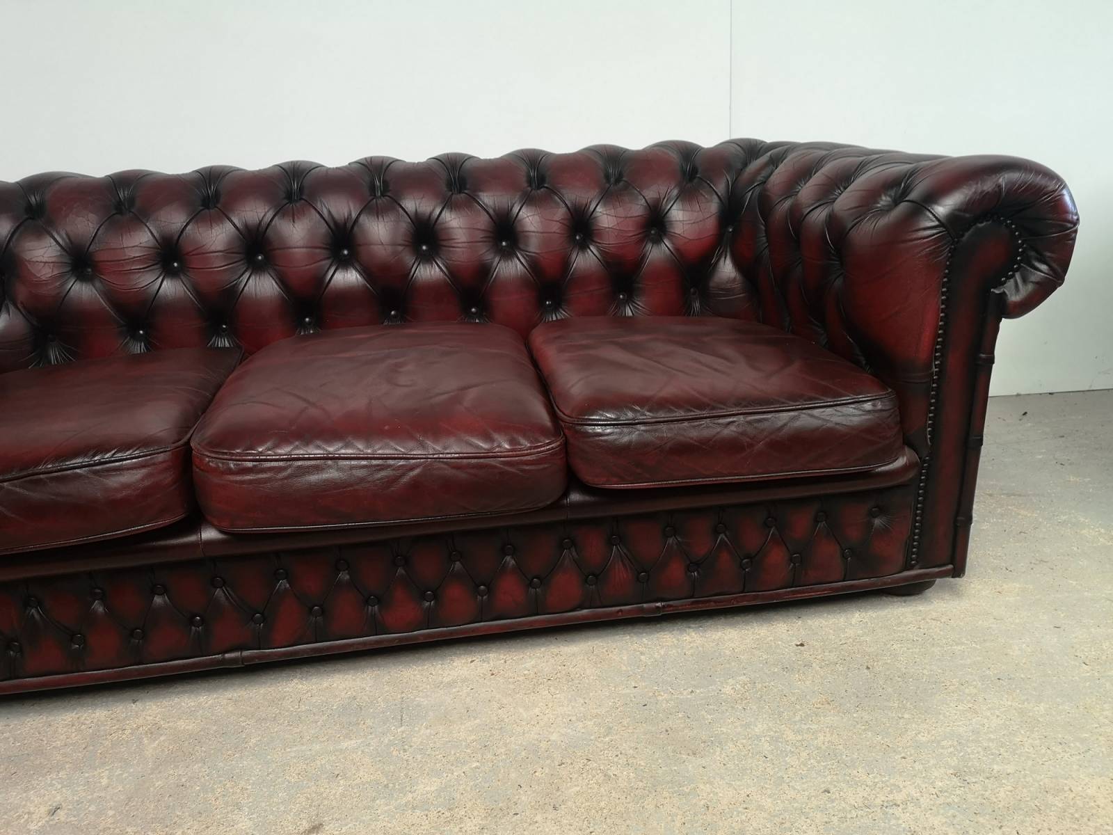 vends canapé chesterfield cuir bordeaux trois places style déco industrielle proche La Rochelle
