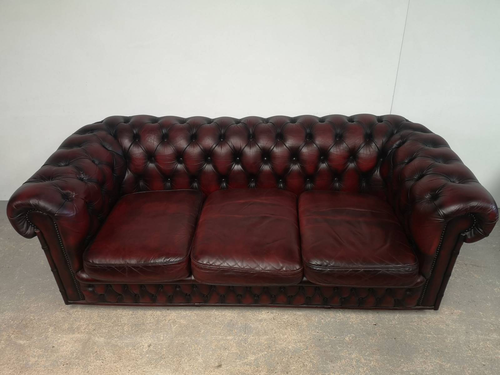 acheter canapé chesterfield cuir bordeaux trois places véritable proche La Rochelle