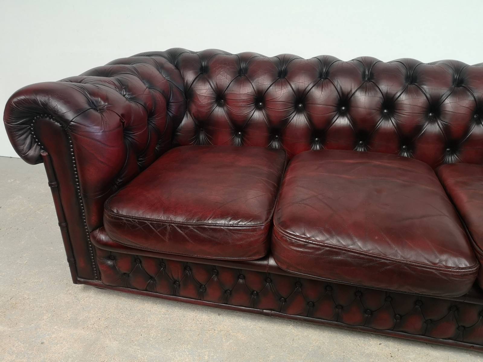 commander en ligne canapé chesterfield cuir bordeaux trois places style bars anglais proche La Rochelle