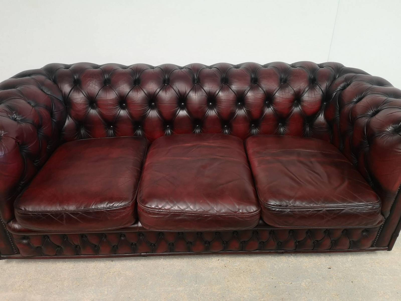 commander canapé chesterfield cuir bordeaux trois places deuxième main proche La Rochelle