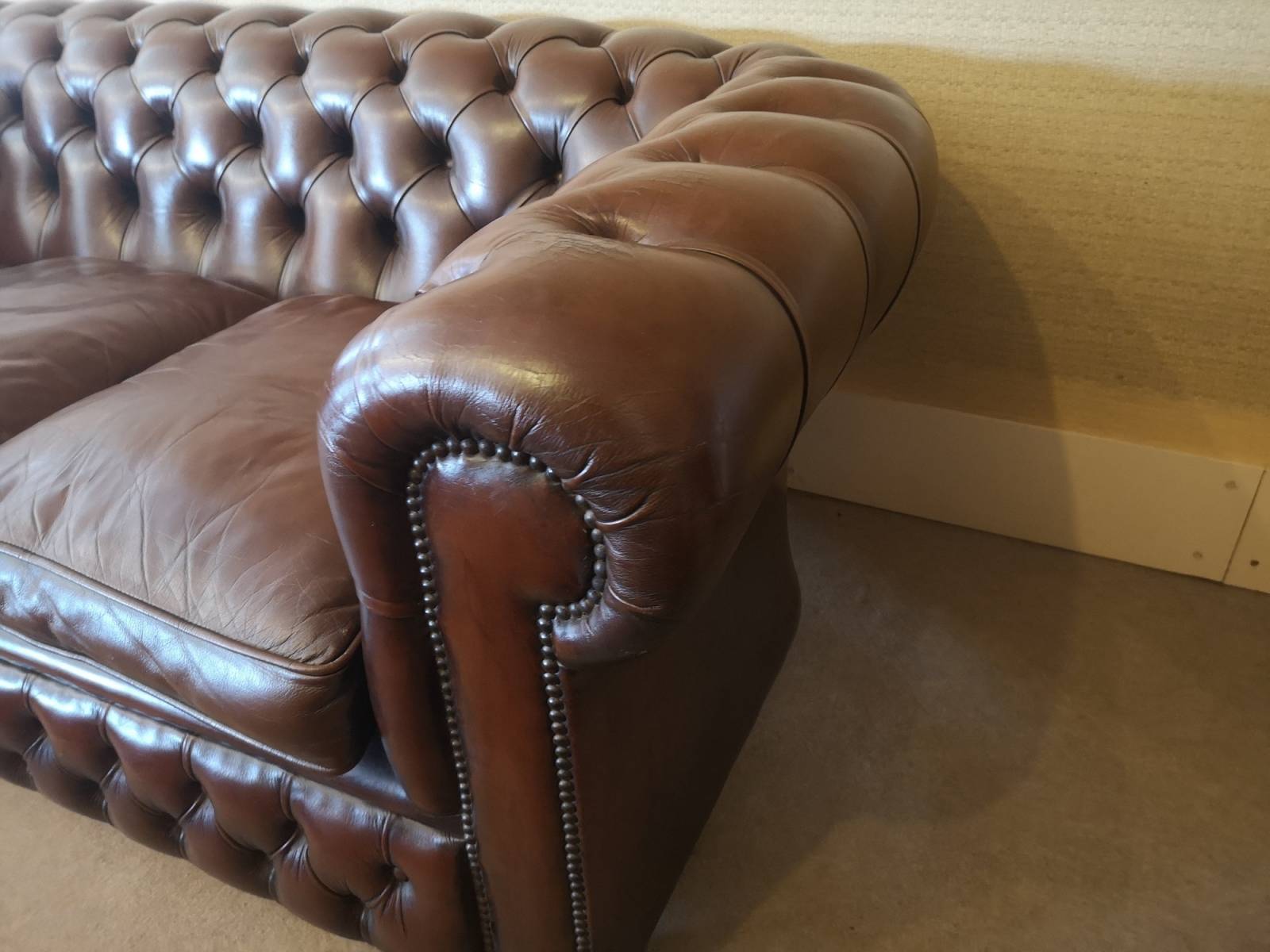 acheter en ligne canapé chesterfield cuir vieilli marron trois places original proche Chartres