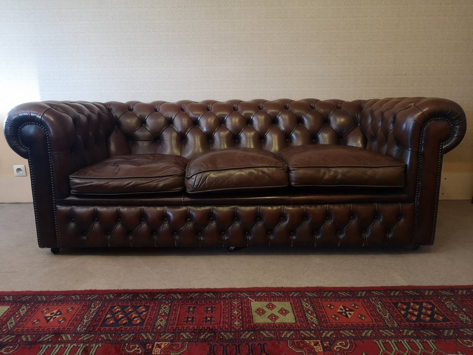 achat canapé chesterfield cuir marron trois places ancien anglais proche Chartres