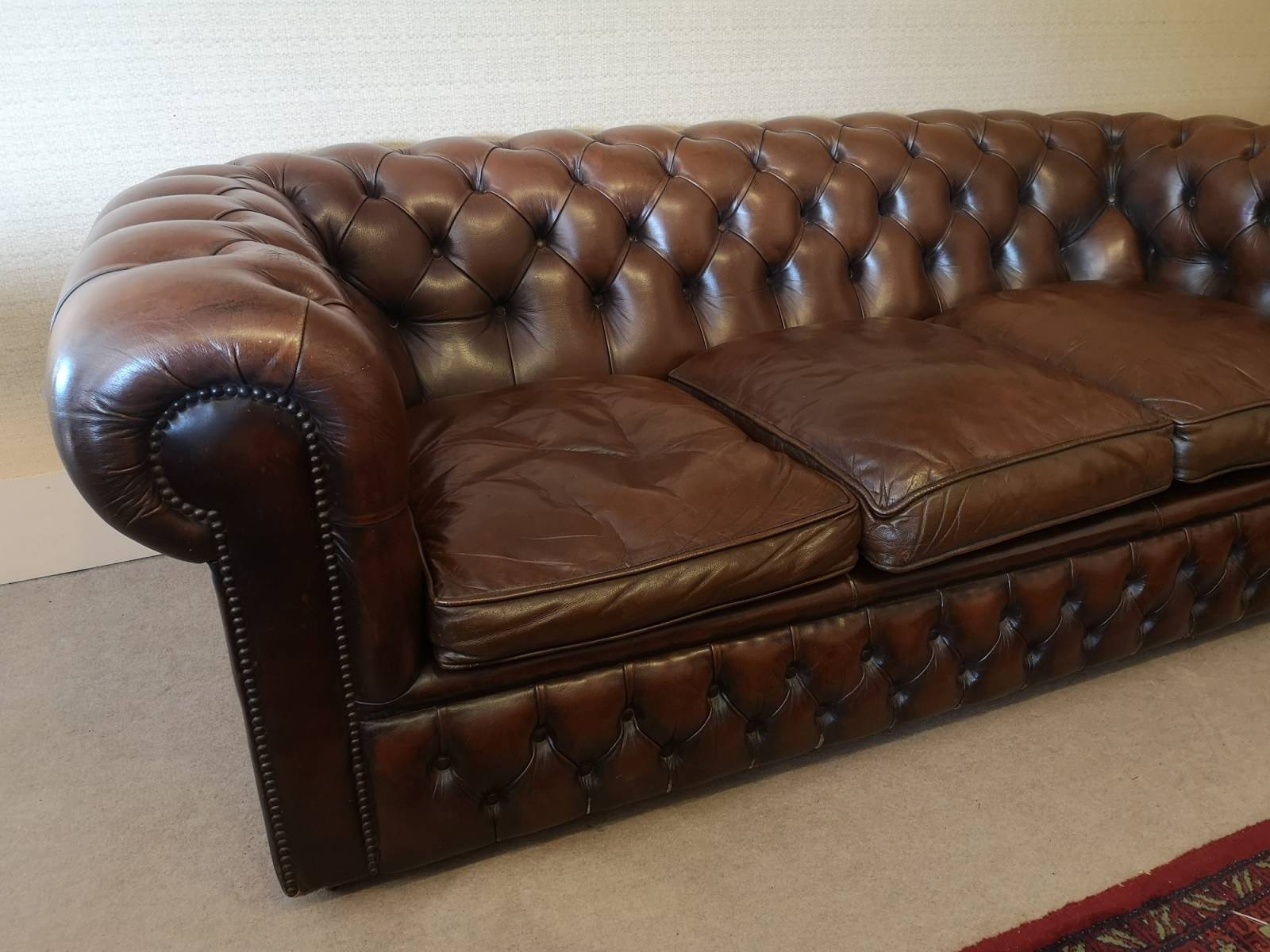 se faire livrer canapé chesterfield cuir marron trois places style décoration style vintage proche Chartrese