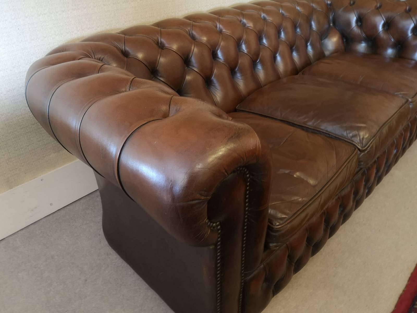 vente canapé chesterfield cuir marron trois places seconde main proche Chartres