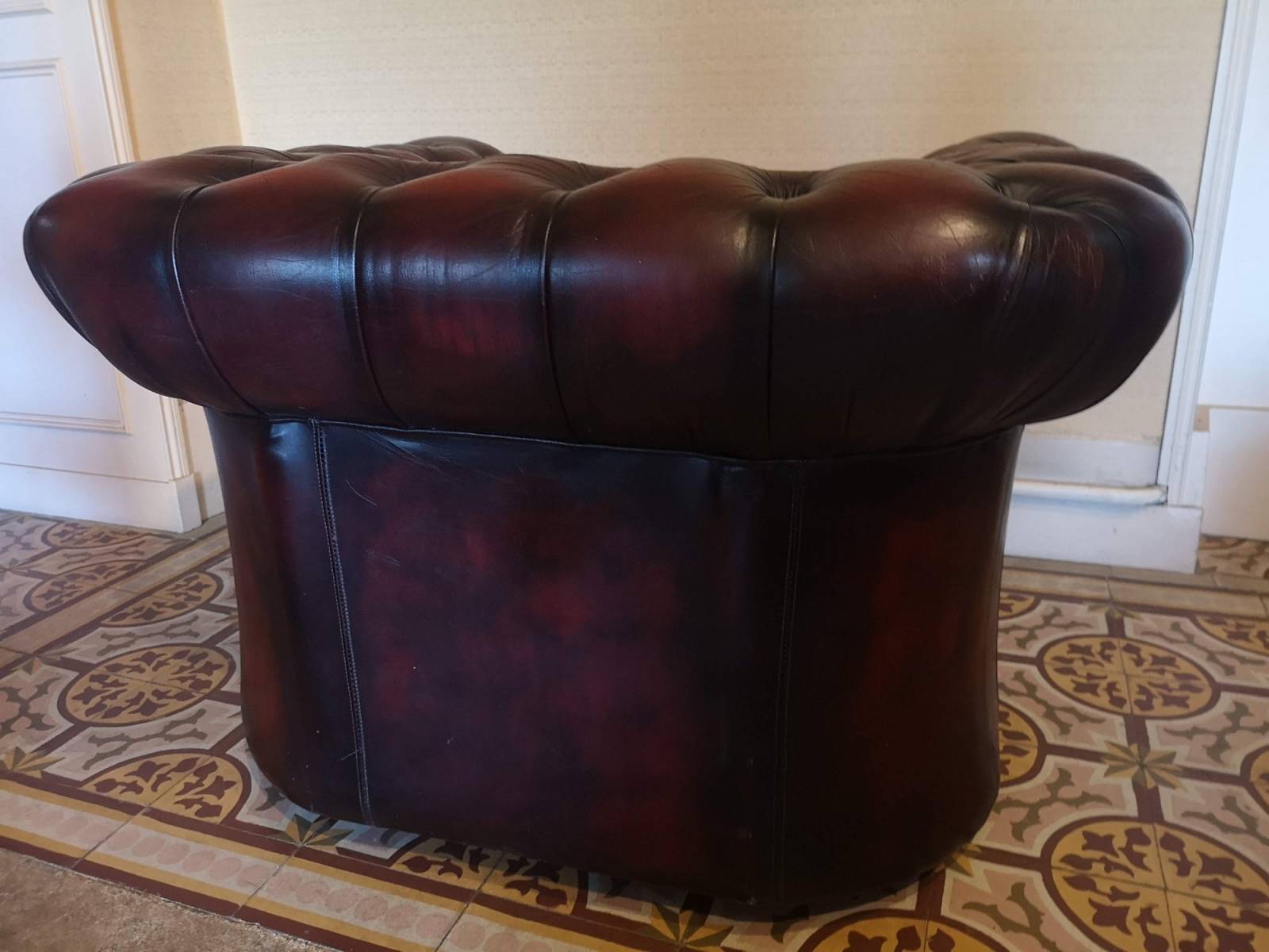 vente en ligne fauteuil chesterfield cuir bordeaux import direct Angleterre proche La Rochelle