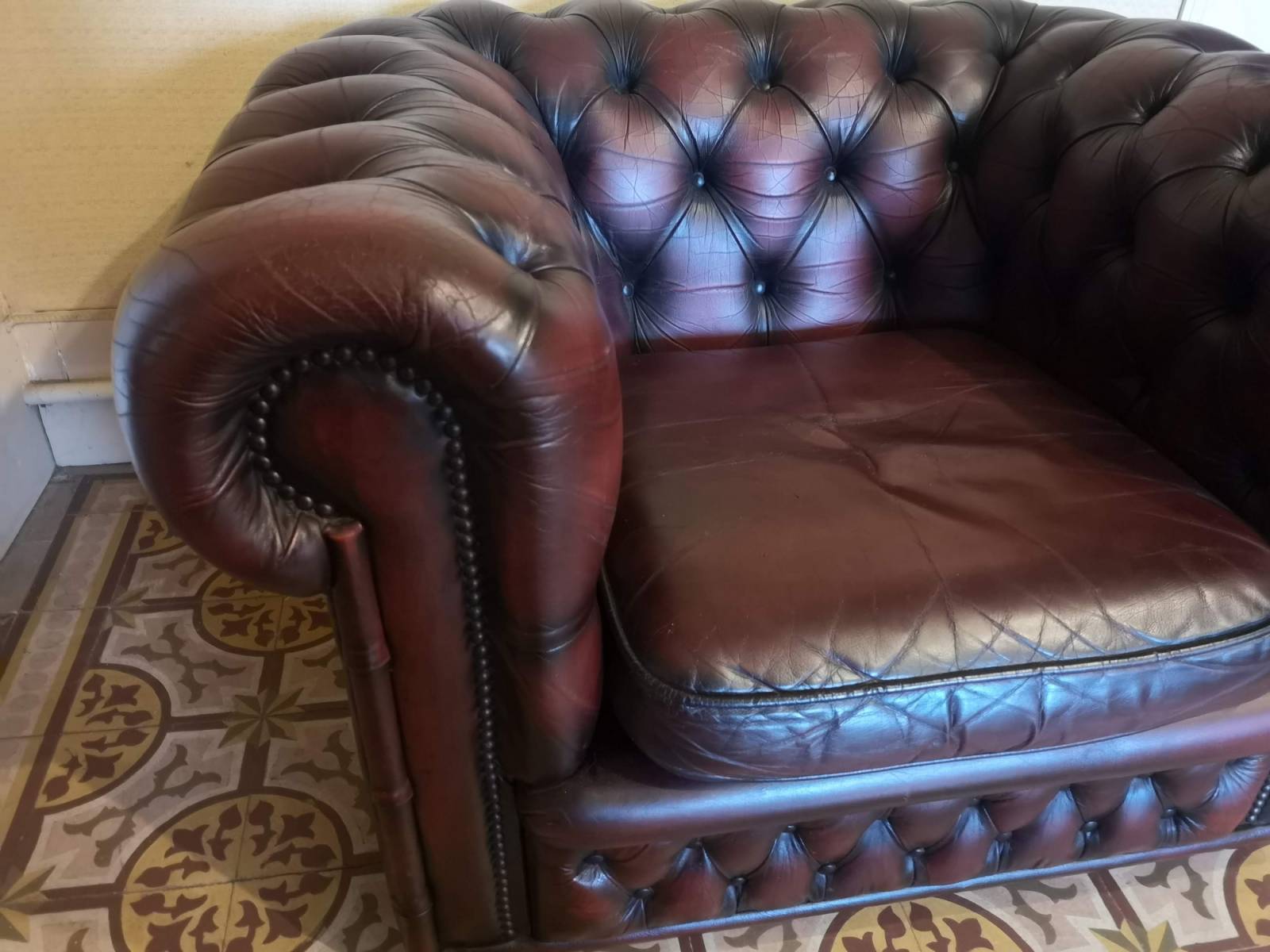 choisir fauteuil chesterfield cuir bordeaux style pubs anglais proche La Rochelle