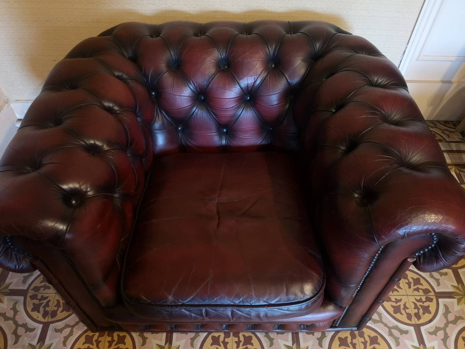 trouver fauteuil chesterfield cuir bordeaux style cottage anglais proche La Rochelle