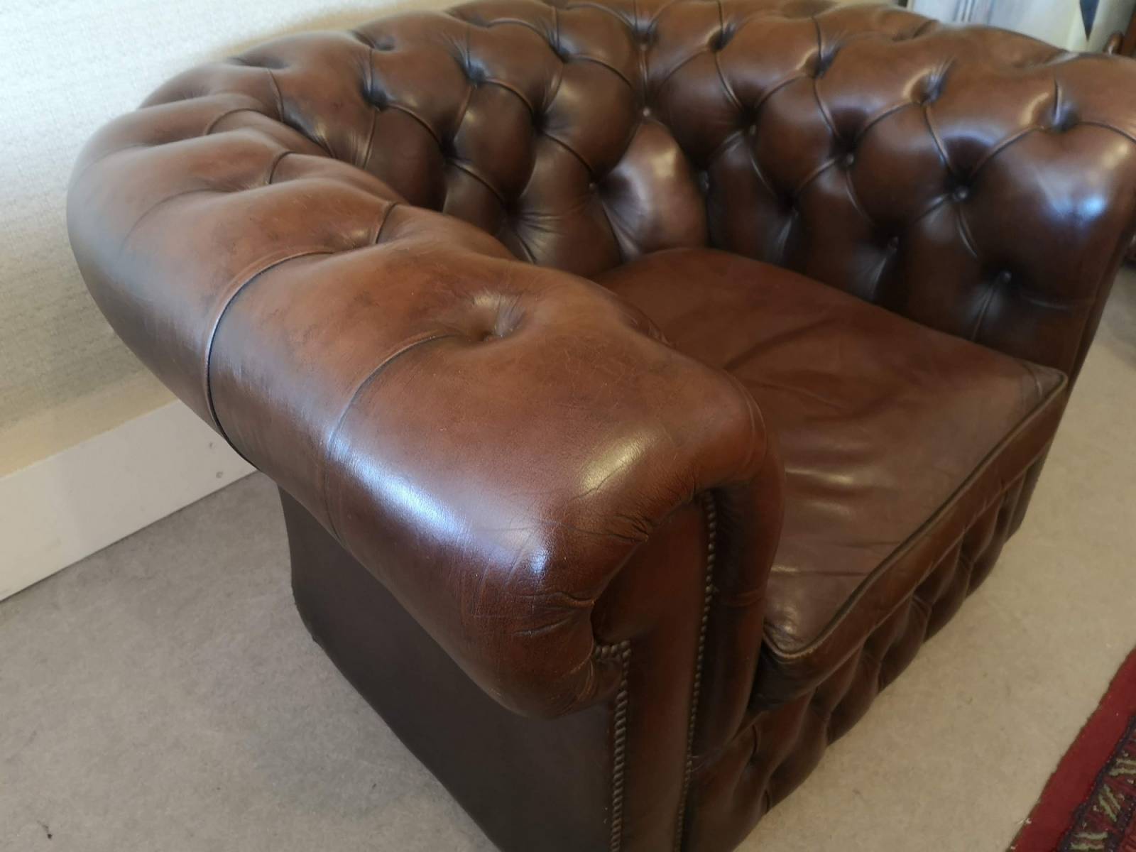 commander fauteuil chesterfield cuir marron vintage import direct Angleterre proche Paris