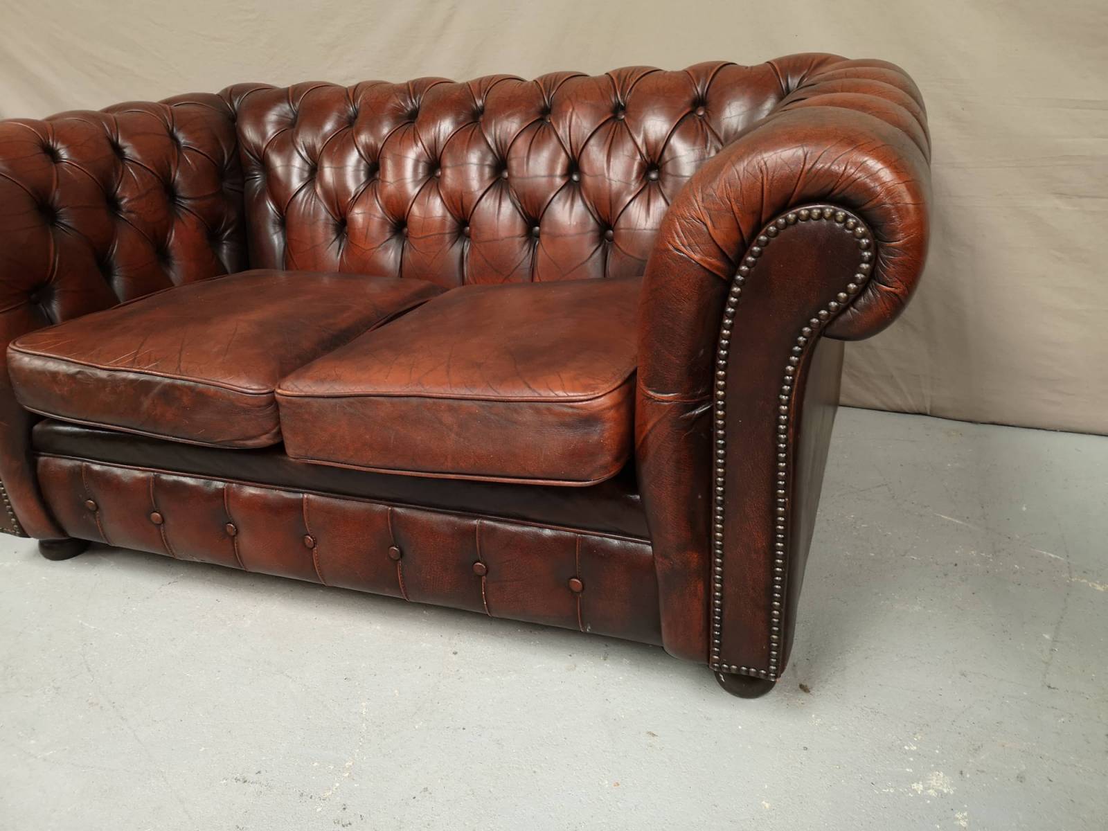 vends canapé chesterfield cuir marron deux places style retro à Lyon