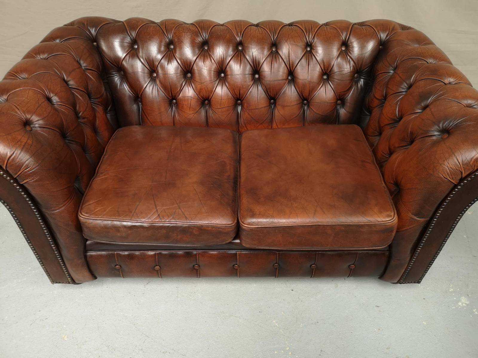 trouver canapé chesterfield cuir marron vieilli deux places style vintage proche Lyon