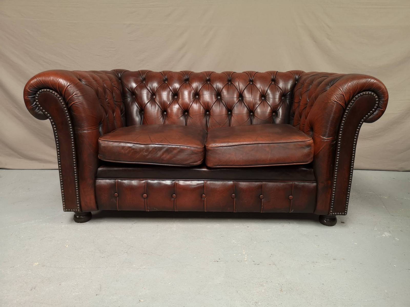 acheter canapé chesterfield cuir marron deux places vintage style anglais à Lyon