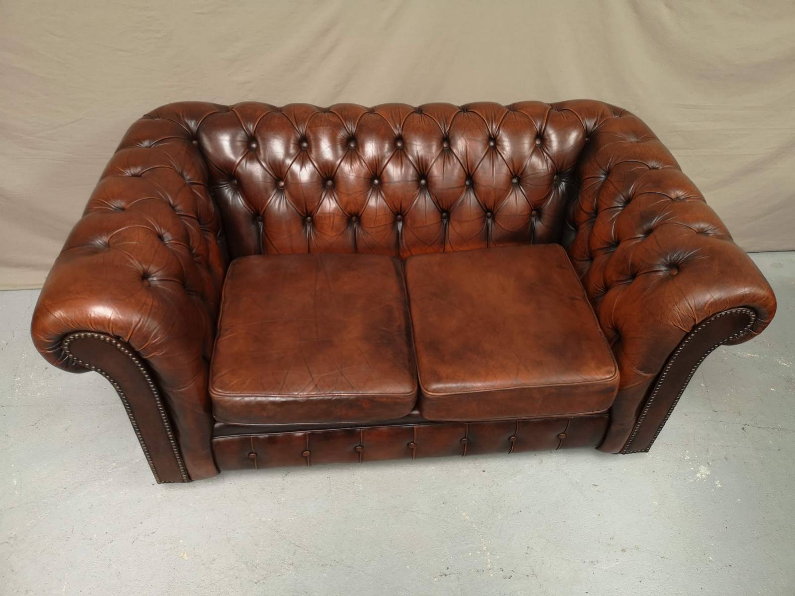 vente canapé chesterfield cuir marron deux places original style vintage à Lyon