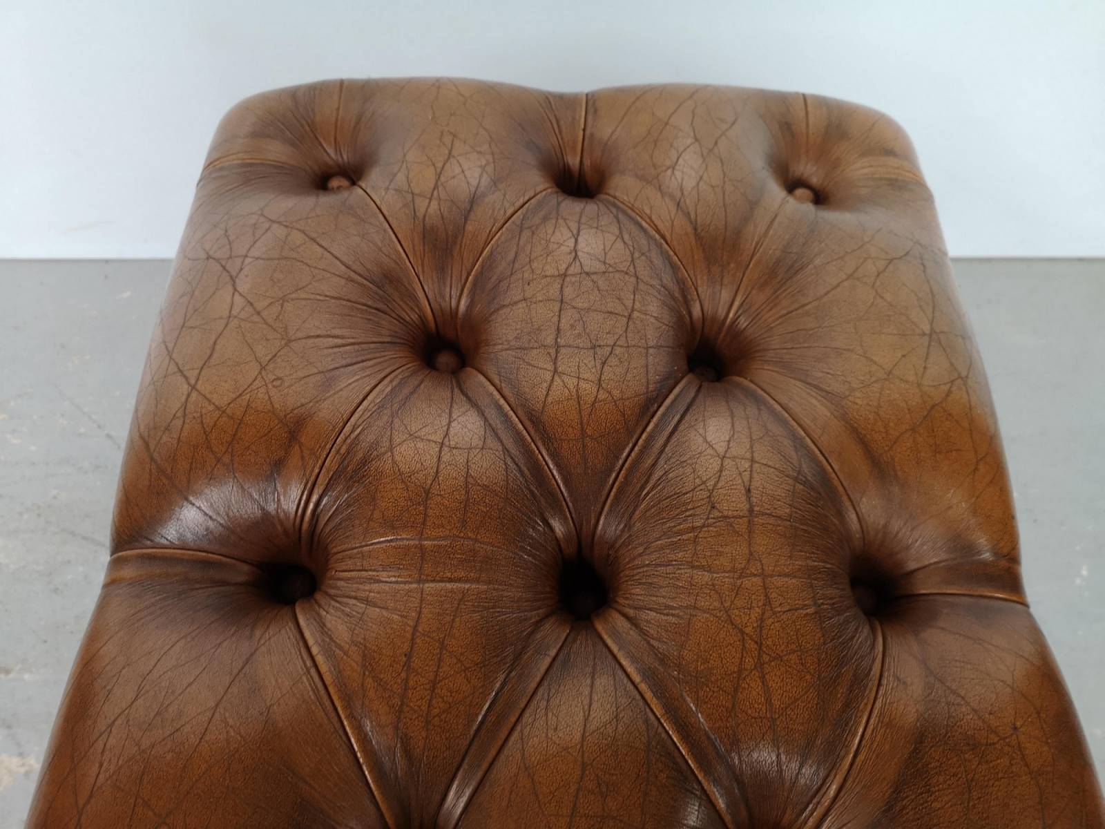 commander en ligne repose pieds chesterfield cuir marron proche Nice
