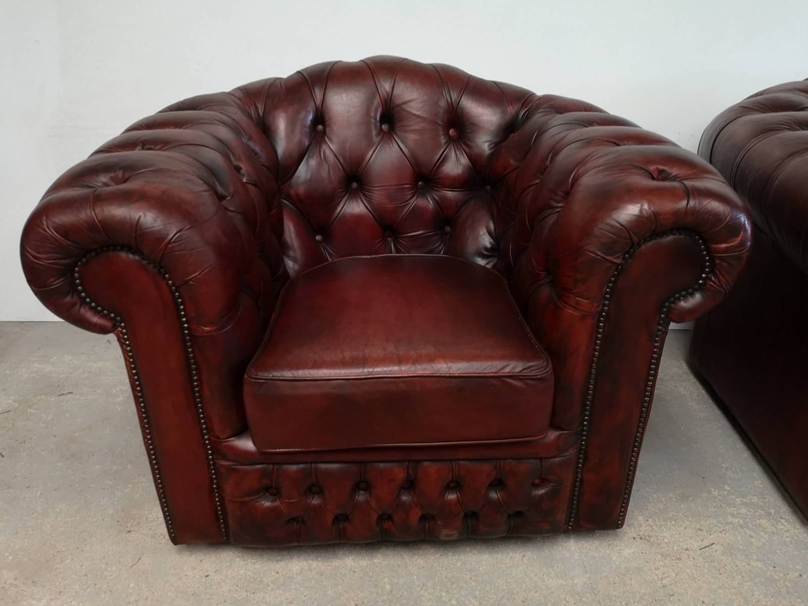achat fauteuils chesterfield cuir bordeaux import direct Angleterre proche Lyon