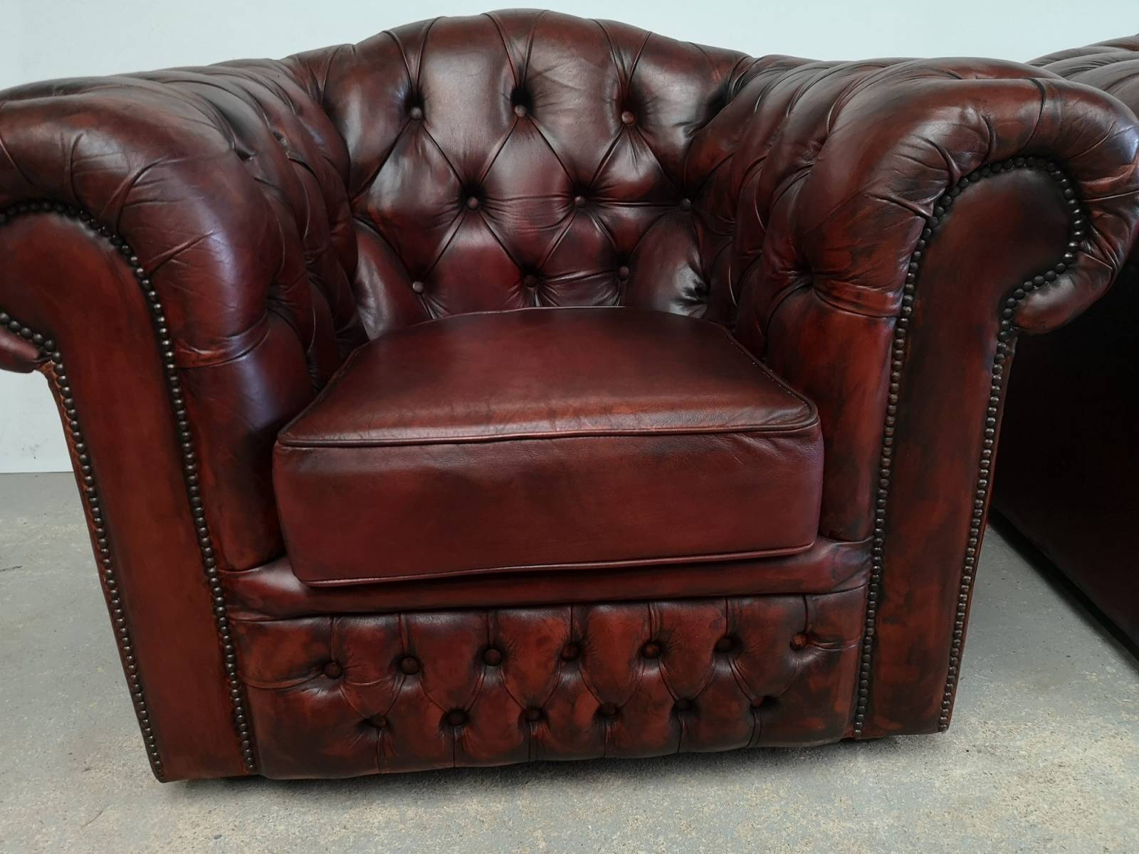 se faire livrer paire fauteuils chesterfield cuir bordeaux authentiques chesterfield proche Lyon
