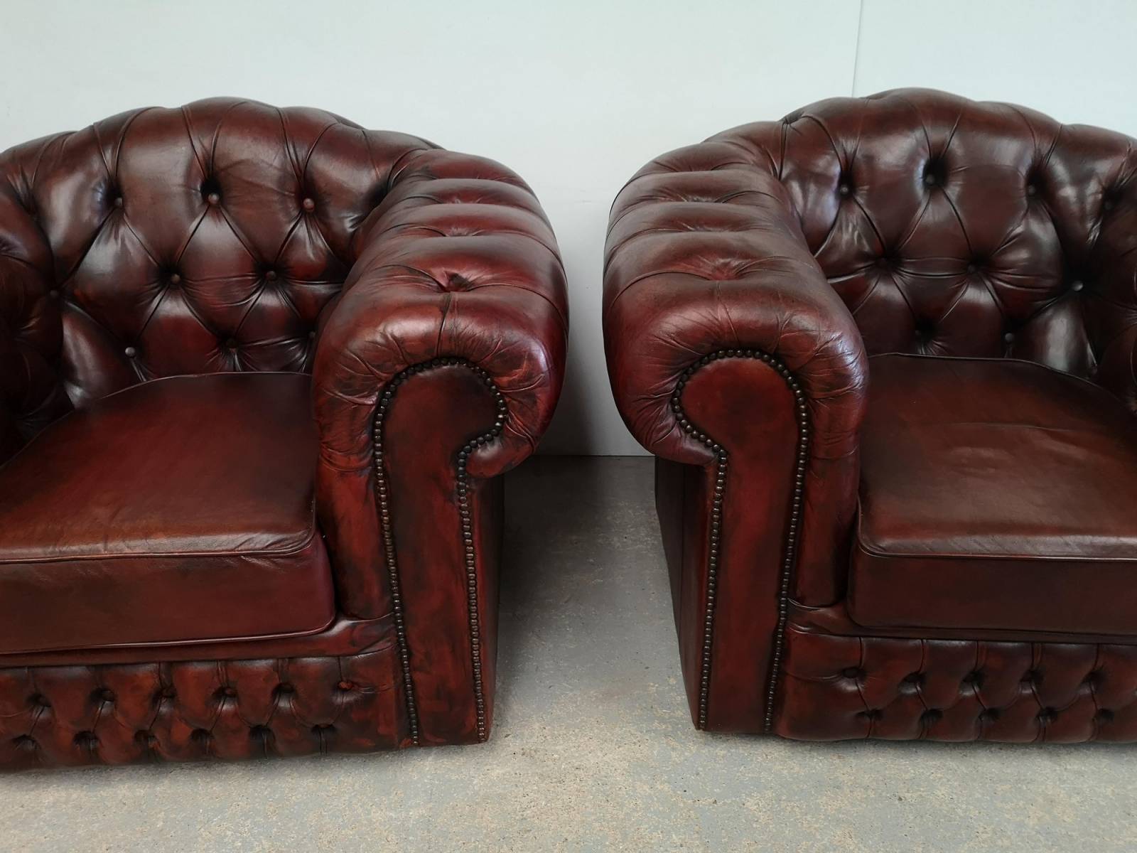vente en ligne fauteuils chesterfield cuir bordeaux véritables chesterfield proche Lyon 