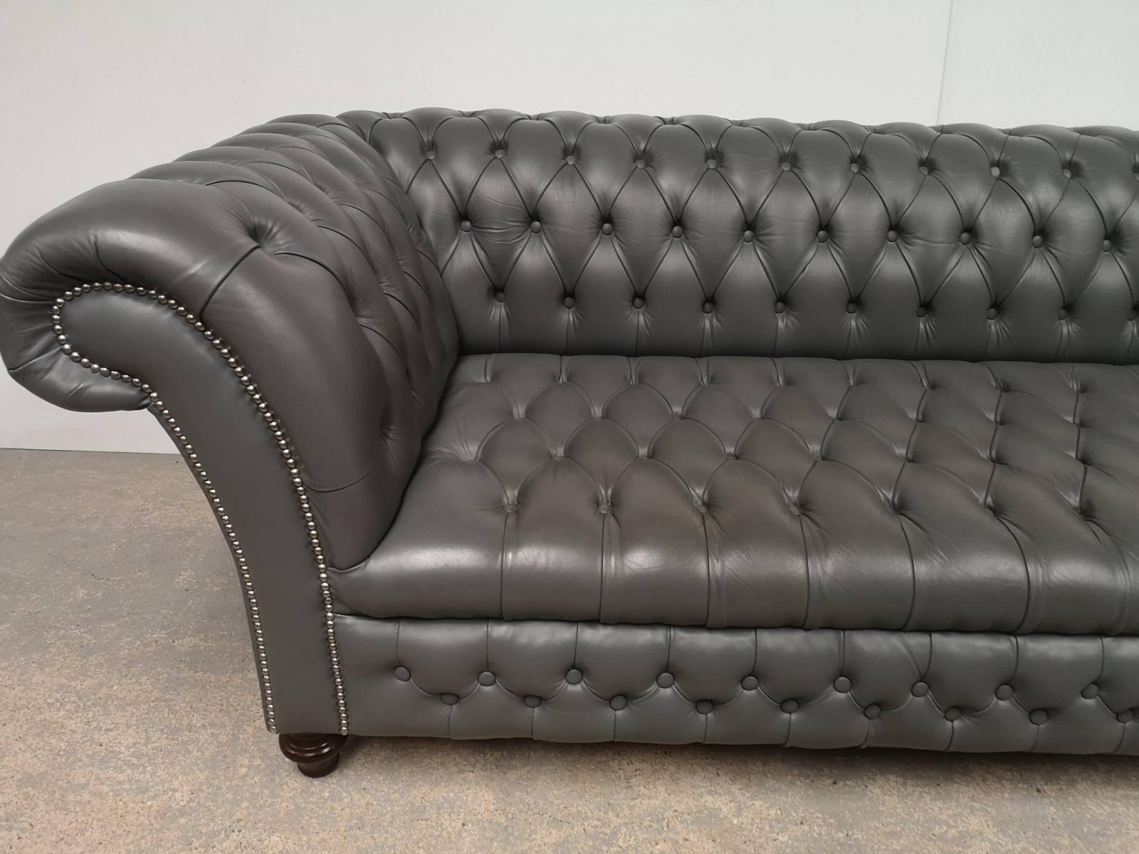 vente en ligne canapés chesterfield cuir gris import direct Angleterre proche Lille