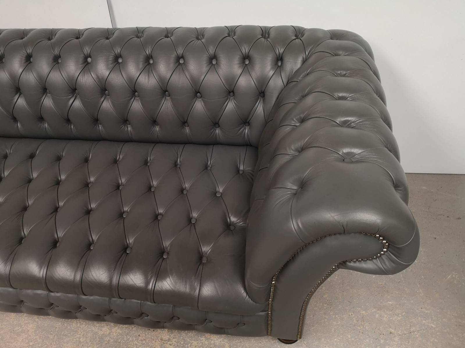 se faire livrer canapé chesterfield cuir gris haut de gamme proche Lille