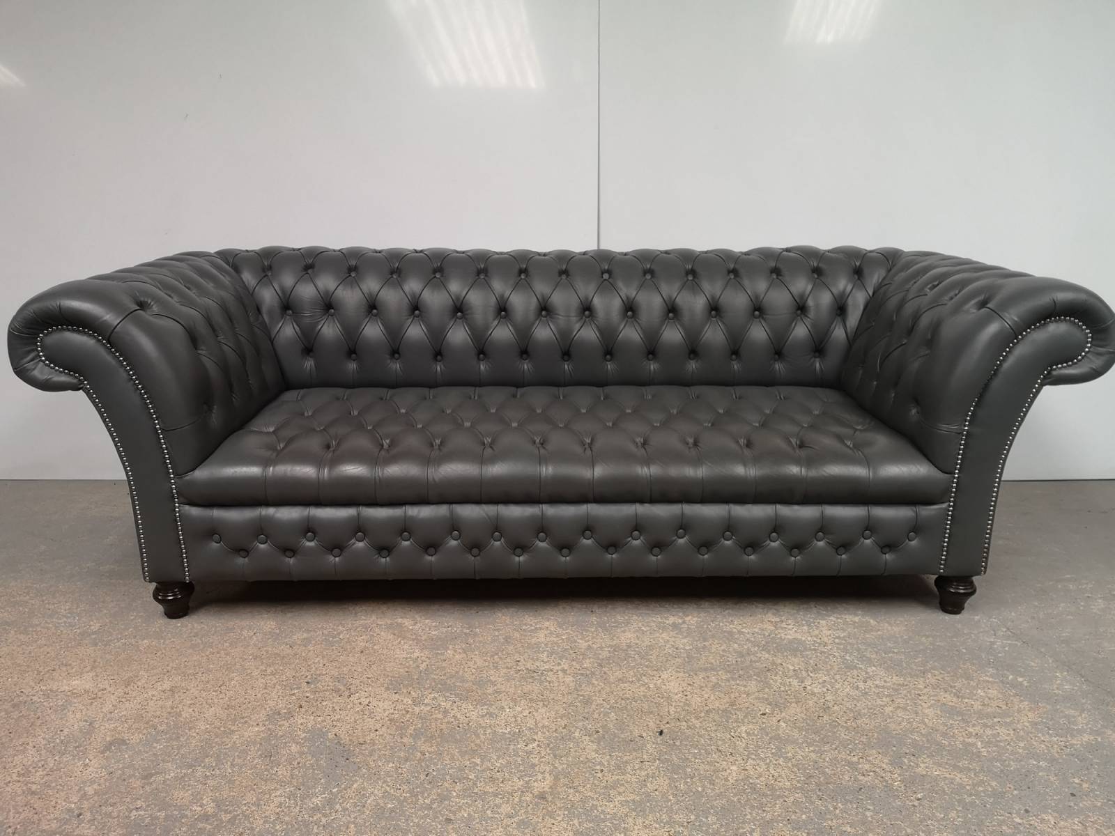 acheter canapé chesterfield cuir gris trois places authentique à Lille