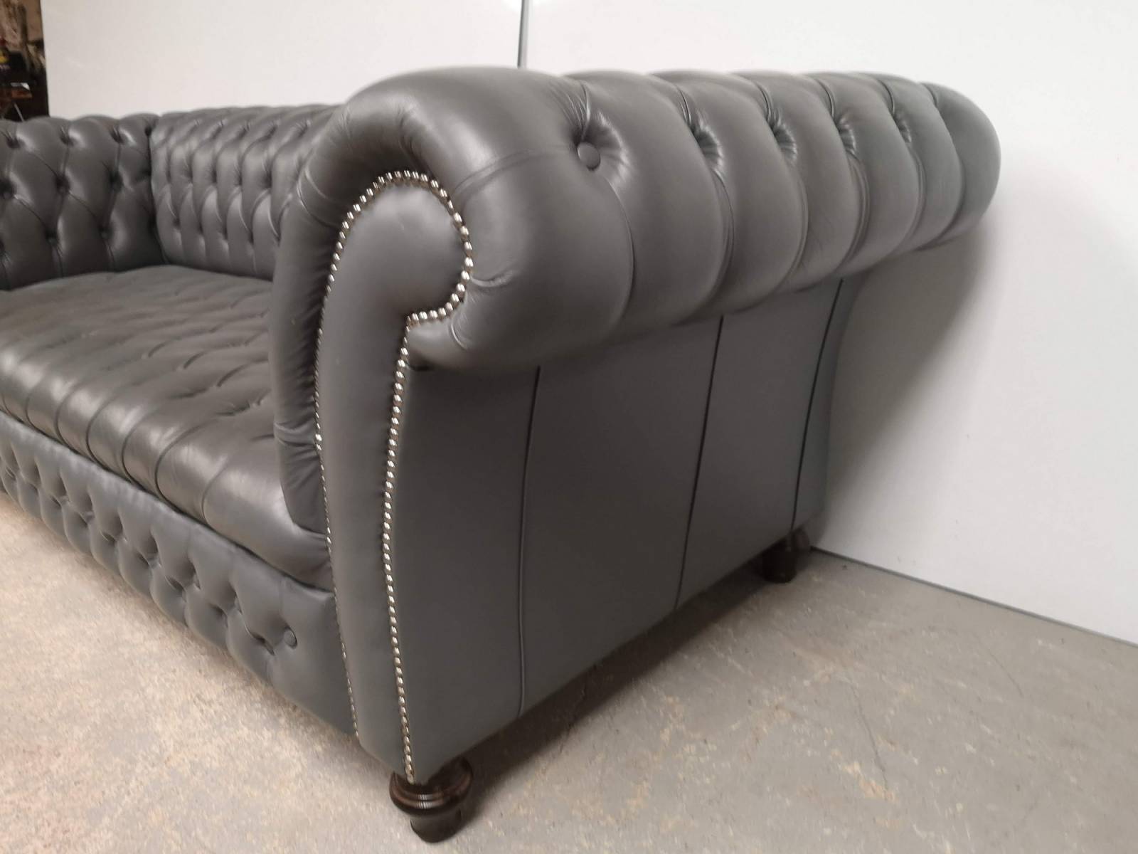 achat canapé chesterfield cuir vieilli gris vintage à Lille