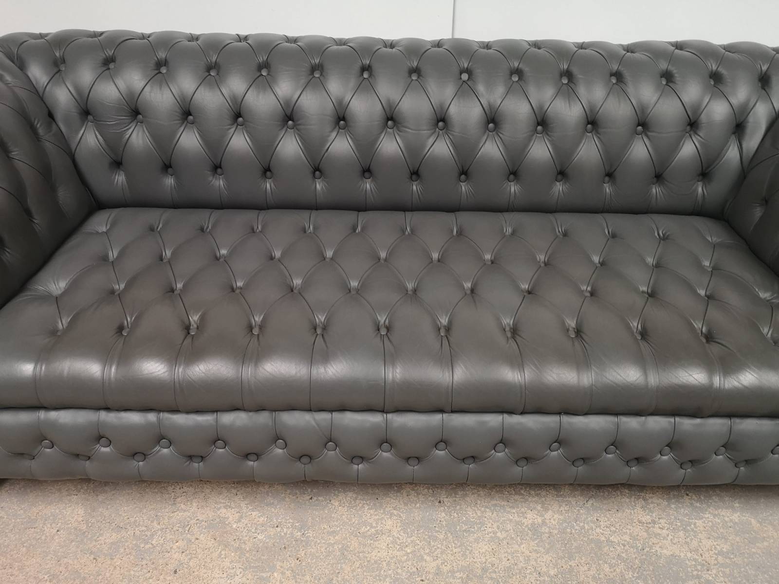 vente canapé chesterfield cuir gris trois places original proche Lille