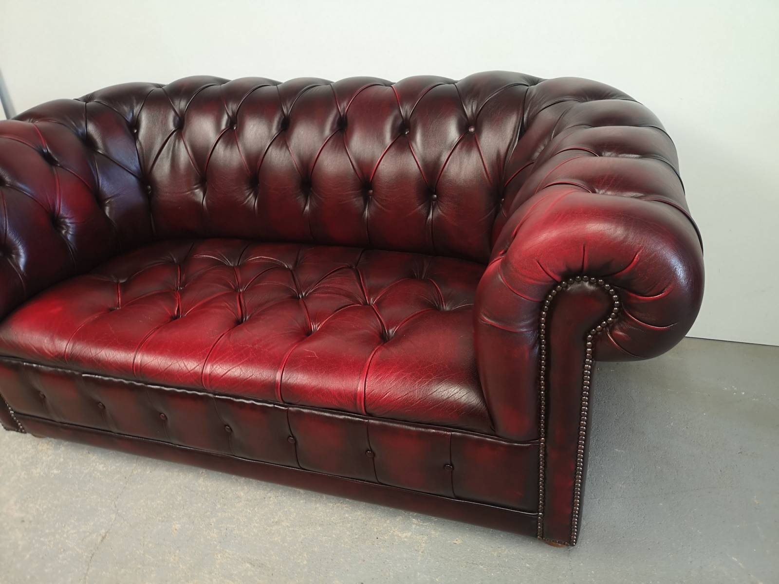 vends canapé chesterfield cuir bordeaux deux places proche Strasbourg