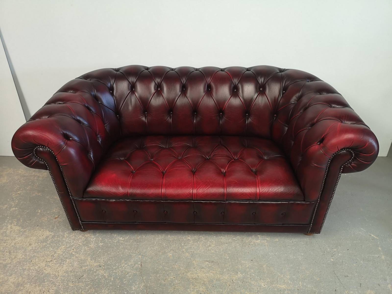 trouver canapé chesterfield cuir bordeaux deux places style décoration loft proche Strasbourg
