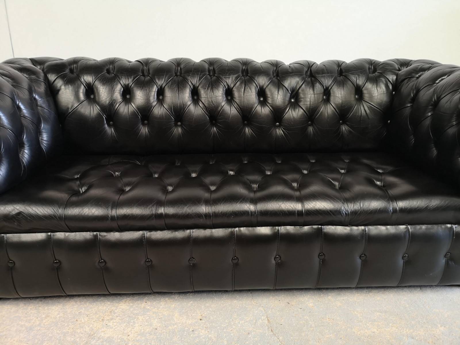 vends canapé chesterfield cuir noir trois places vintage anglais proche Rennes