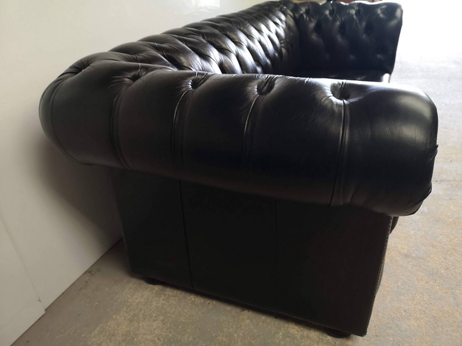 achat canapé chesterfield cuir vieilli noir trois places authentique proche Rennes