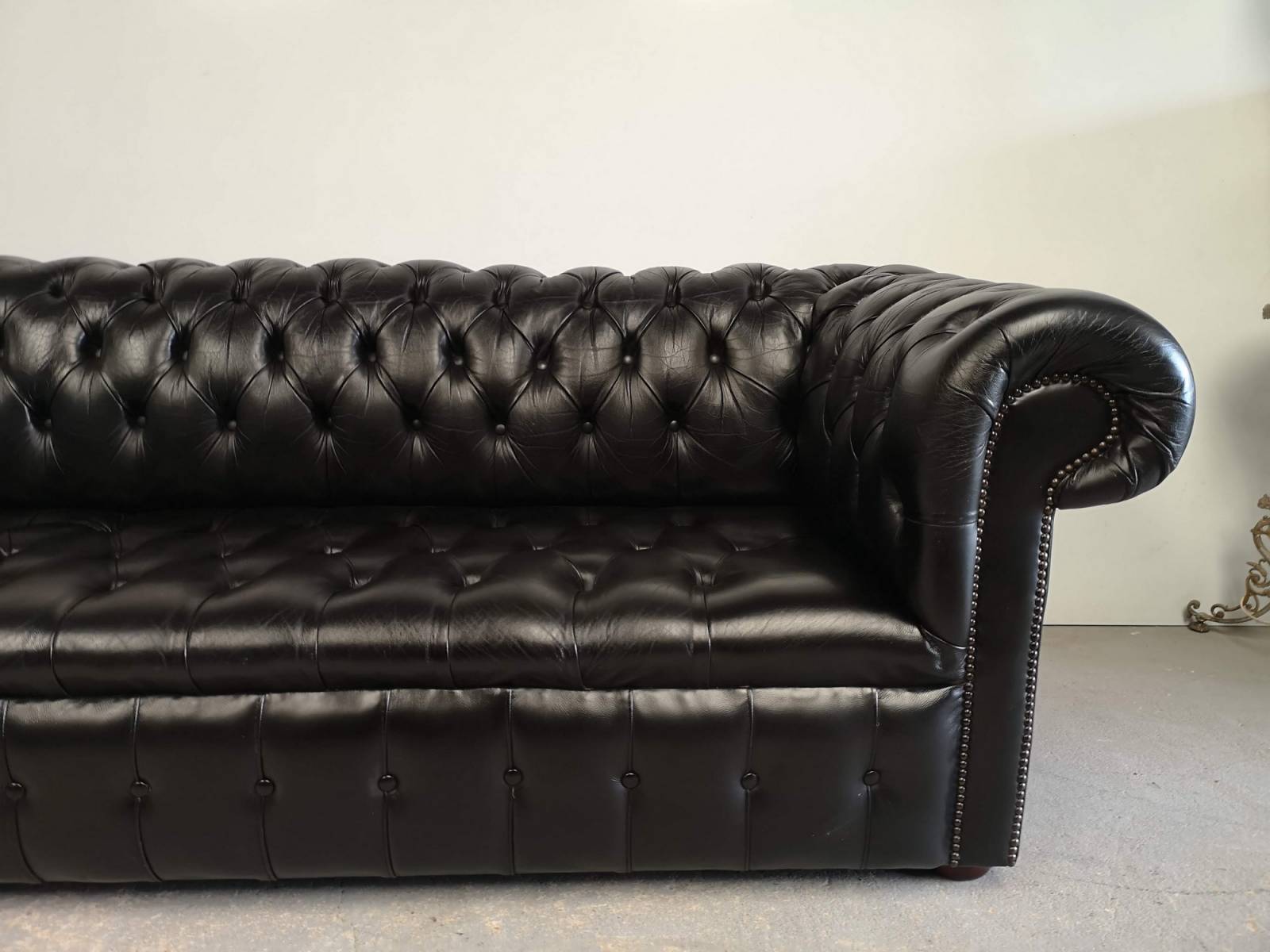 se faire livrer canapé chesterfield cuir noir trois places import direct Angleterre proche Rennes