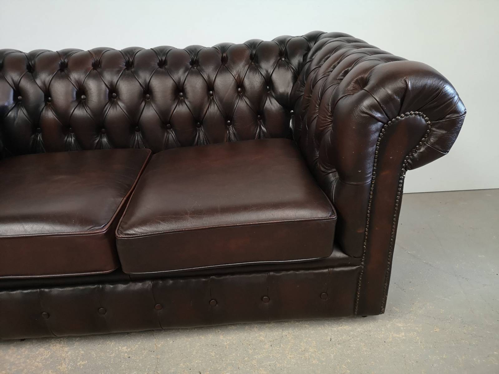 vends canapé chesterfield cuir marron deux places seconde main proche Paris