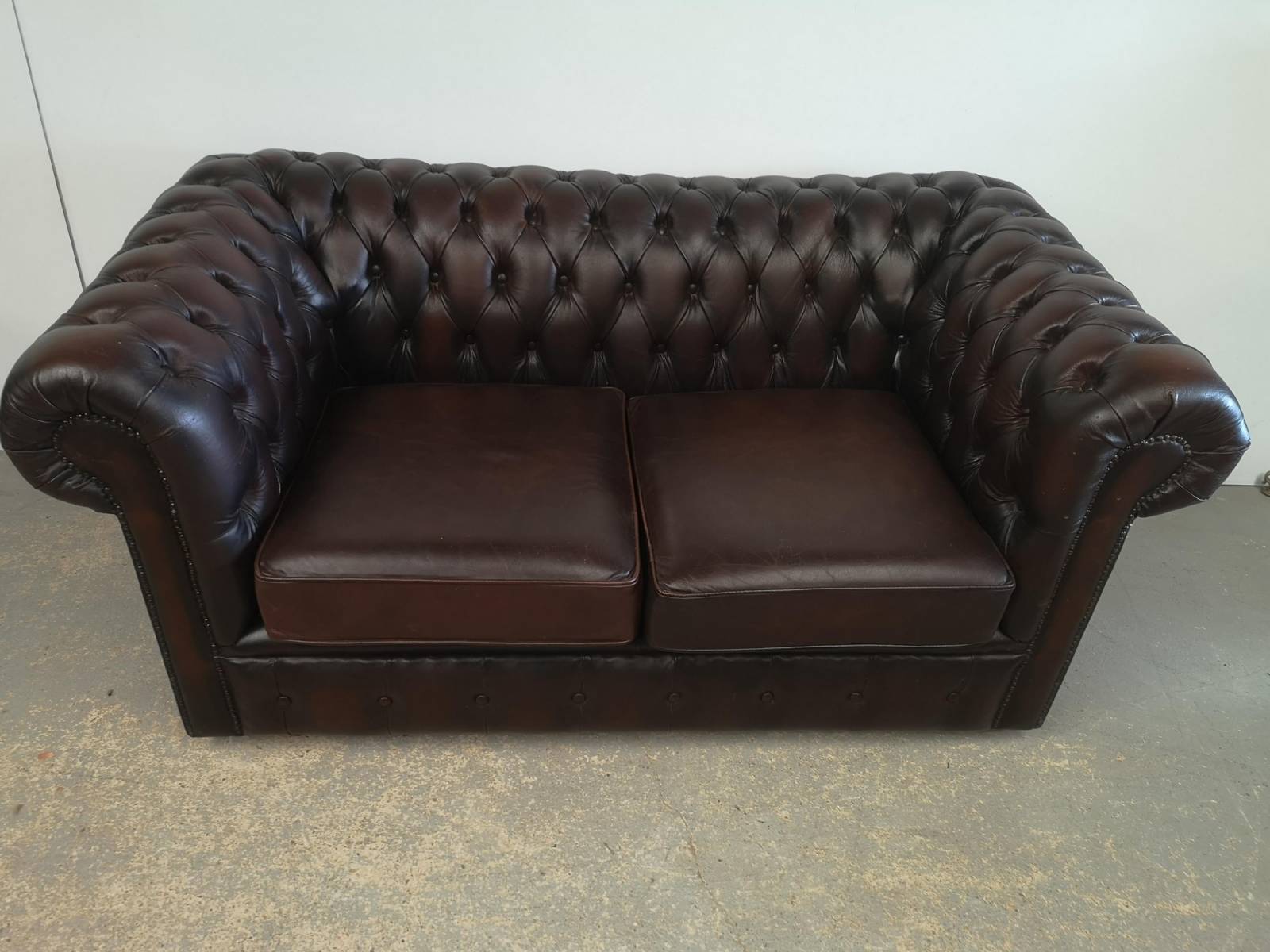 acheter en ligfne canapé chesterfield cuir marron deux places style pubs anglais proche Paris