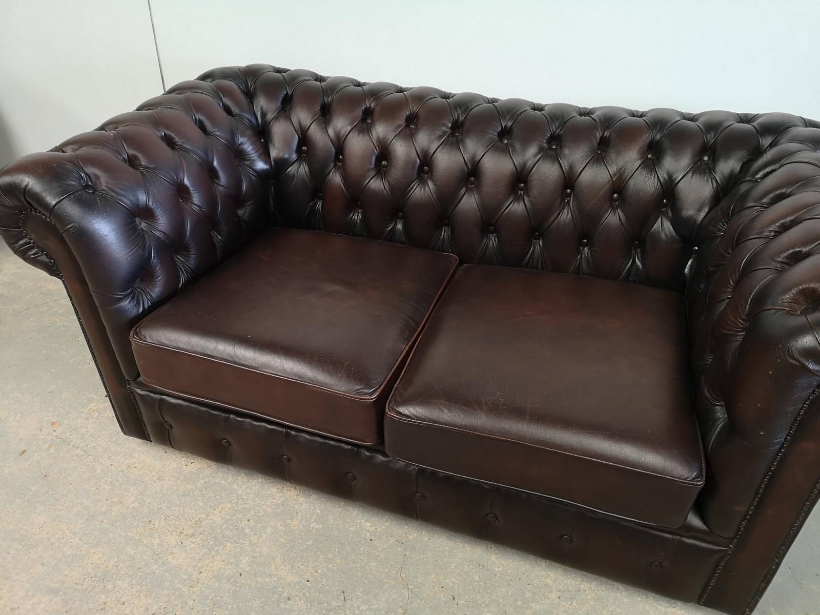 venet en ligne canapé chesterfield cuir marron deux places original proche Paris