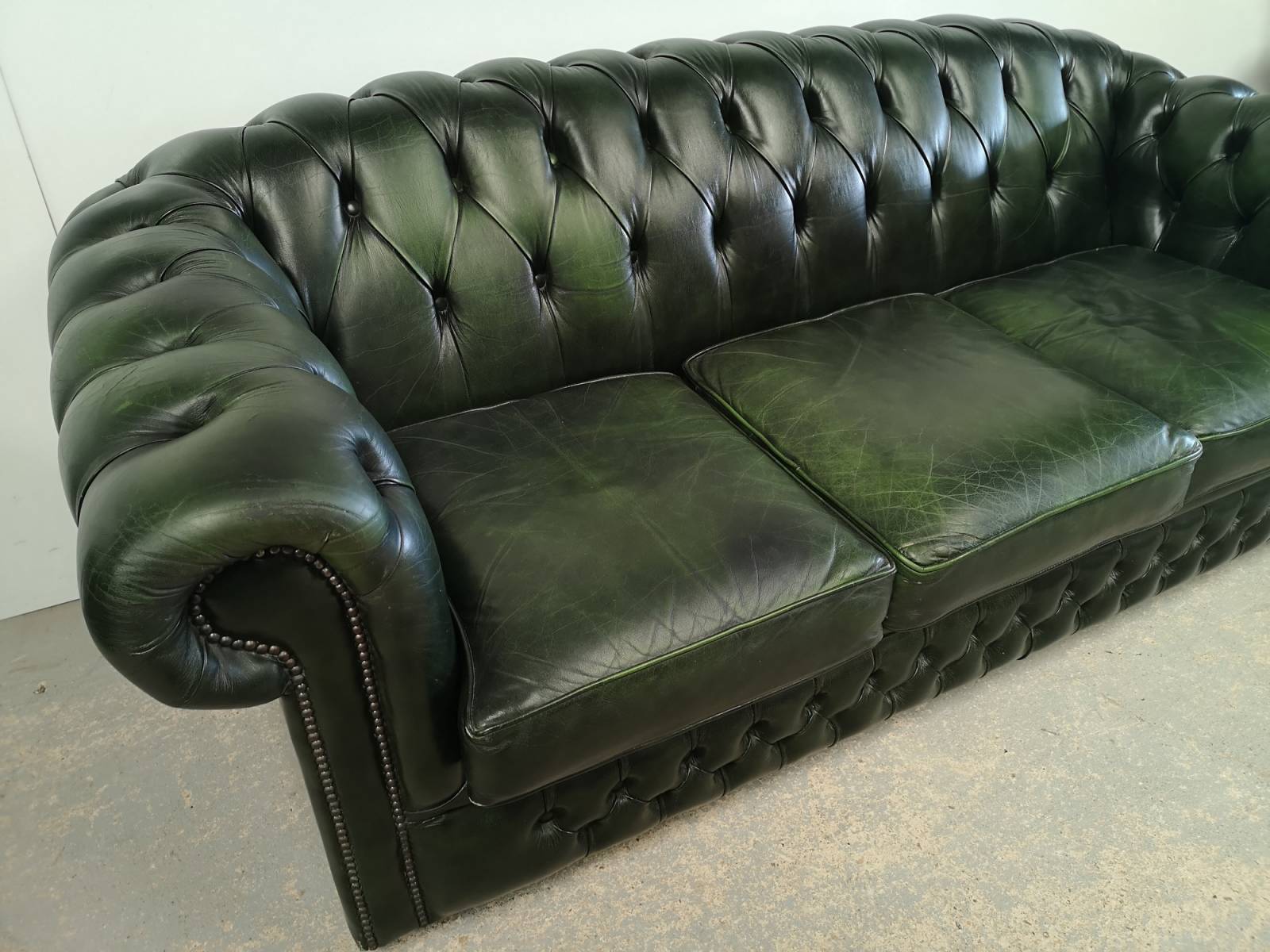 vente en ligne canapés chesterfield cuir vert trois places anciens anglais proche Bayonne