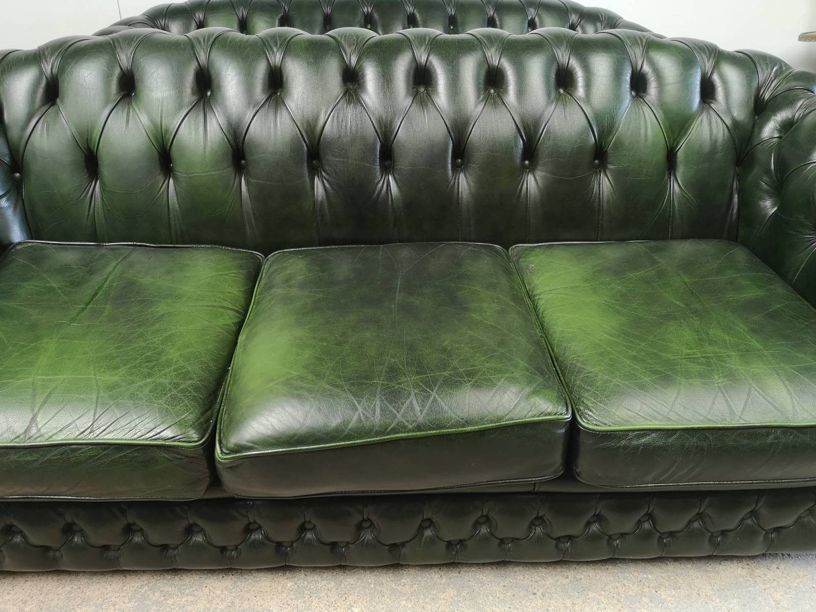 vente paire canapés chesterfield cuir vert trois places originaux proche Bayonne