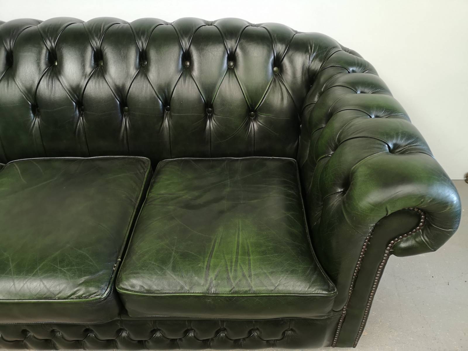 se faire livrer canapés chesterfield cuir vert trois places style déco loft proche Bayonne
