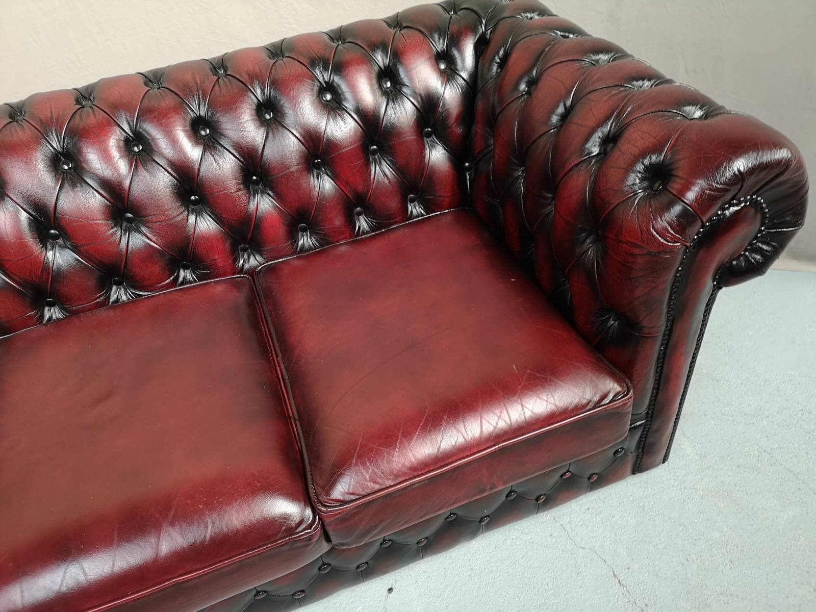 vends canapé chesterfield cuir bordeaux original à Paris