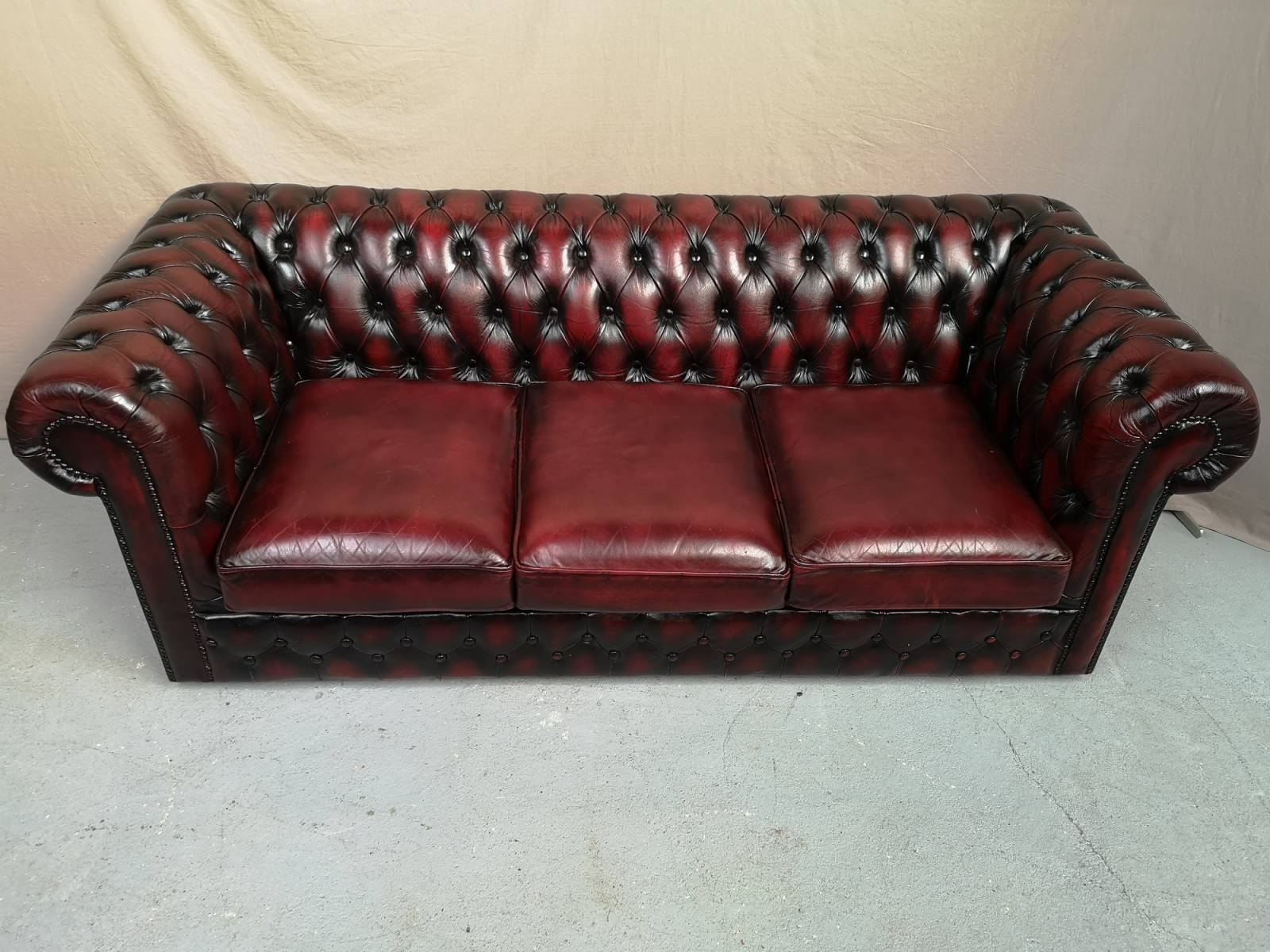 se faire livrer canapé chesterfield cuir bordeaux trois places original à Paris
