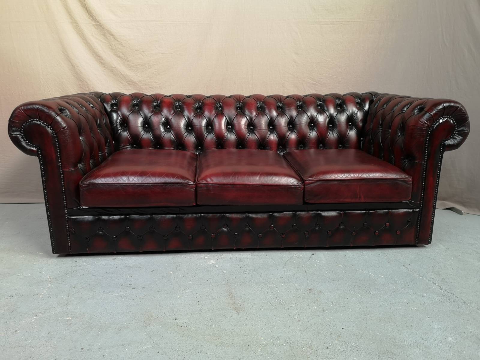 acheter canapé chesterfield cuir bordeaux trois places à Paris