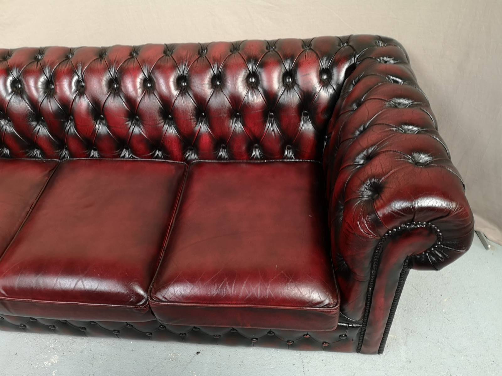 commander en ligne canapé chesterfield cuir bordeaux pas cher près de Paris