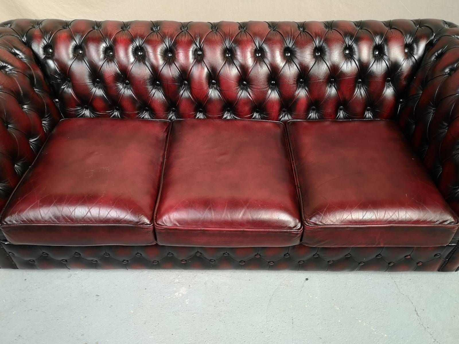 a vendre acanapé chesterfield cuir trois places authentique à Paris